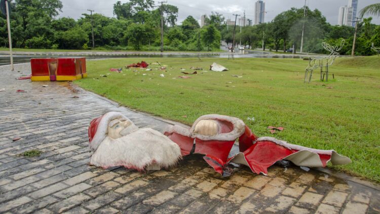 Vandalismo decoração de natal - Luciana Pires