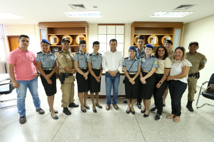 Secretário recebe estudantes finalistas da Olimpíada Nacional de História