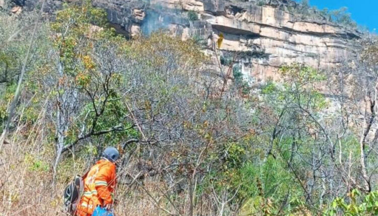 Ação de combate no entorno do morro - Foto: Divulgação Naturatins