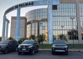 Viaturas descaracterizadas da Polícia Federal na frente do Fórum de Palmas — Foto: Ana Paula Rebhain/TV Anhanguera