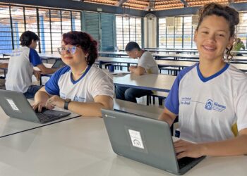 Dafne e Maria Clara, estudantes do Colégio Estadual São José, aprovaram a aplicação das provas digitais do Saeto
