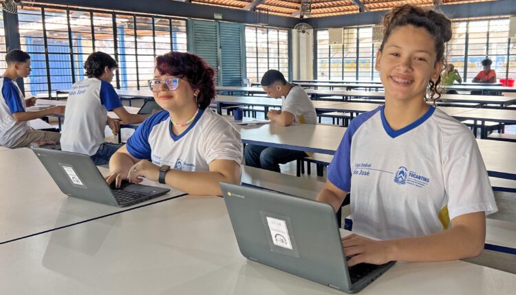 Dafne e Maria Clara, estudantes do Colégio Estadual São José, aprovaram a aplicação das provas digitais do Saeto