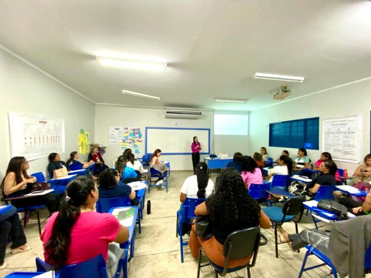 Durante o evento, o SAVIS foi apresentado e os participantes assistiram a uma palestra ministrada pela delegada Valéria Lustosa Dourado