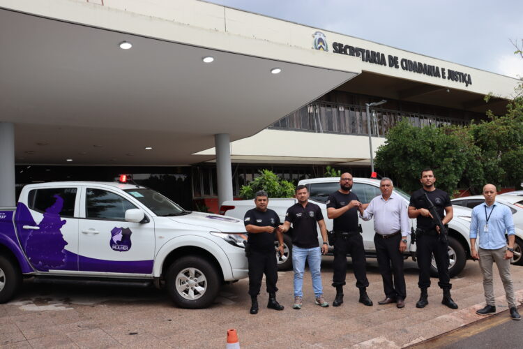 Secretário da Seciju, Deusiano Amorim, realizou a entrega oficial das viaturas, com o superintendente de Administração dos Sistema Penitenciário e Prisional.