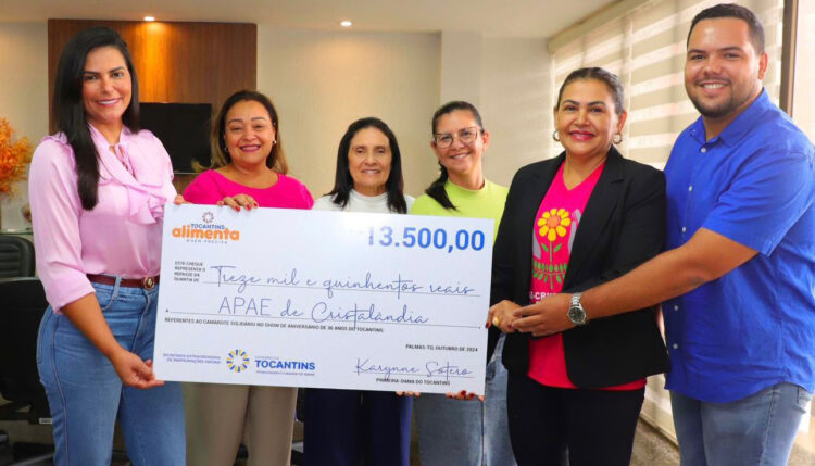 Equipe da APAE de Cristalândia recebe o cheque simbólico das mãos da primeira-dama Karynne Sotero